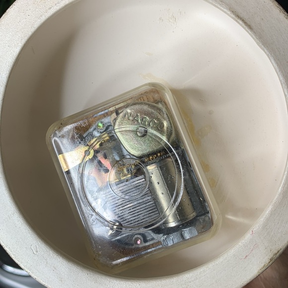 Opalescent pearl white and gold ceramic Christmas Tree music box - Picture 8 of 11